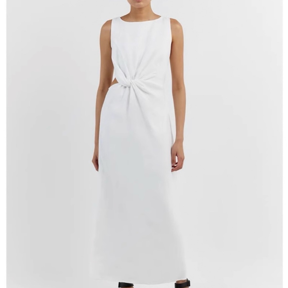 DISSH!Elegant White Sleeveless Dress, no refund, sales are final